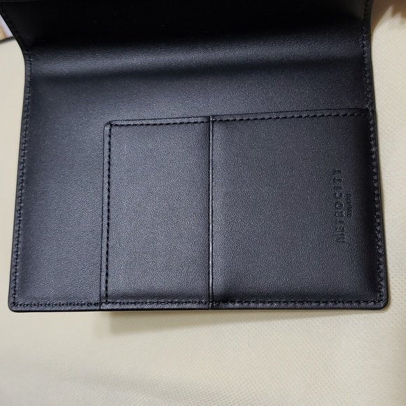 Black and Red Striped Cover - Picture 2 of 4